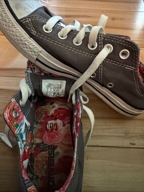 Womens’s Low-Top Converse in Gray with Floral Lining Womens Size 8